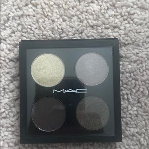 Mac a novel romance quad eye shadow x 4